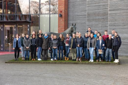Foto: Erfolgreiche Teilnehmer des ersten von weiteren Kursen zum Eigenbestandsbesamer unter Organisation des Hannoveraner Verbandes und der Landwirtschaftskammer Niedersachsen - Fotograf: Hannoveraner Verband