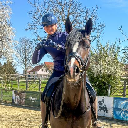 Foto: Gestüt Famos-Neuzugang Elastic unter Dorothee Schneider