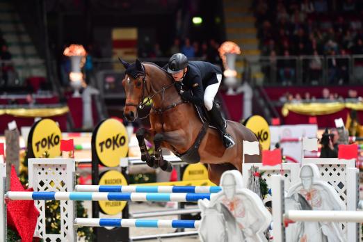Foto: Der Tiroler Max Kühner führt als Nr. Eins von Österreich und Nr. 23 der Springreiter-Weltrangliste die Top-20 in rot-weiß-rot bei der Neuro Socks Amadeus Horse Indoors 2020 an - Fotograf: © Daniel Kaiser | Impressions 