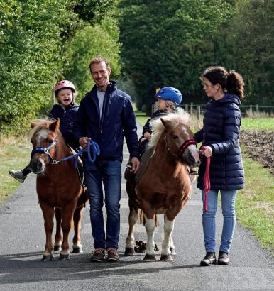 Foto: Sebastian und Nadine Elias mit ihren pony-begeisterten Kindern - Fotograf: : Privat/ Elias