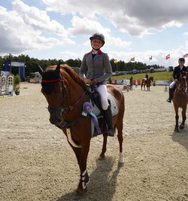 Foto: Emma Schomann und Bonny haben die erste “Runde” in der Ikonic Saddlery Tour auf dem Hofgut Redentin gewonnen - Fotograf: Denise Körting Foto: Emma Schomann und Bonny haben die erste “Runde” in der Ikonic Saddlery Tour auf dem Hofgut Redentin gewonnen - Fotograf: Denise Körting