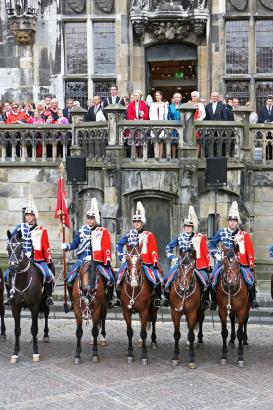 Foto: Dänische Gardehusaren vor dem Aachener Rathaus. Oben in der Mitte im weißen Mantel Ihre Königliche Hoheit Kronprinzessin Mary von Dänemark - Fotograf: CHIO Aachen/Andreas Steindl