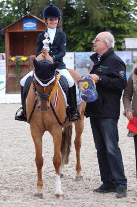 Foto: Enya Keilach mit Gratulant Hugo Matthaes - Fotograf: K. Keilbach