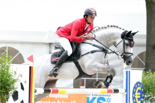 Foto: Bei den Equi Young Stars+Amateurs wird auch Denis Nielsen am Start sein, der sich beim Derby in Hamburg einen Startplatz für das CHIO Aachen sichern konnte. - Fotograf: Diers