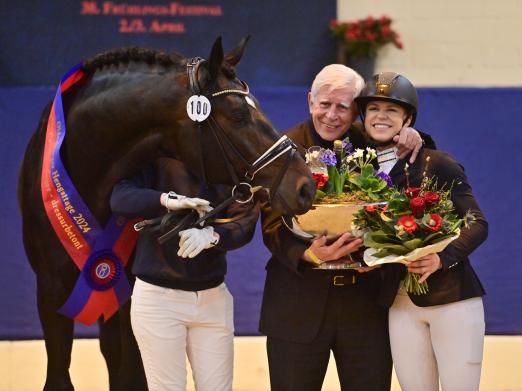 Foto: Oldenburger Hauptprämiensieger 2024 Escanto PS OLD v. Escamillo mit Besitzer Paul Schockemöhle und seiner Reiterin Brandi Roenick - Fotograf: OLD Art