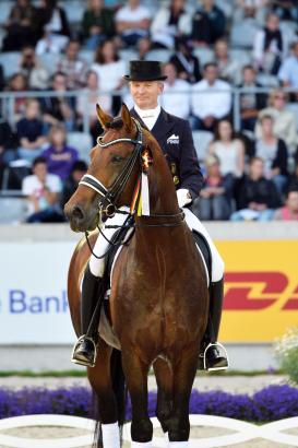 Foto: Der Burg-Pokal-Qualifikant Escolar unter Hubertus Schmidt - Fotograf: Sabine Wegener/Equitaris