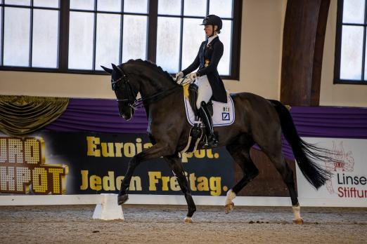 Foto: Europameisterin Ann-Kathrin Lindner wurde ihrer Favoritenrolle mit FBW Sunfire zum Auftakt der Piaff-Förderpreis-Finales gerecht - Fotograf: Stefan Lafrentz