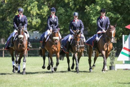 Foto: (left to right) Great Britain’s Nicky Roncoroni, Dani Evans, Emilie Chandler and Paul Sims, winners at the Montelibretti (ITA) leg of last year’s FEI Nations Cup™ Eventing. Great Britain finished the season a single point ahead of Germany. - Fotograf: Massimo Argenziano/FEI