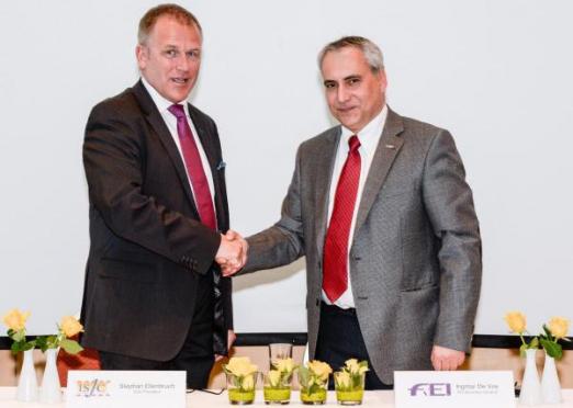 Foto: ISJC President Stephan Ellenbruch (left) and FEI Secretary General Ingmar De Vos celebrated the signing of the ISJC’s Memorandum of Understanding with the FEI during an ISJC FEI Refresher Seminar for FEI Judges in Basel (SUI). - Fotograf: Carlo Stuppia/FEI