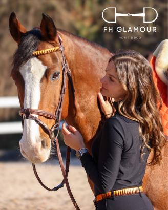 Foto: Stirnband und Gürtel aufeinander abgestimmt - Fotograf: FH GLAMOUR