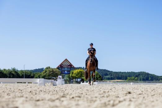 Foto: Vorbereitung auf Horses & Dreams à la Frederic Wandres: Mit Veuve Clicquot im Hagener Springstadion - Fotograf: sportfotos-lafrentz.de