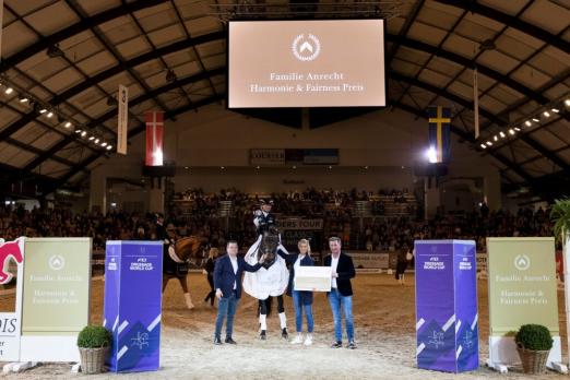 Foto: Siegerin des Harmonie & Fairness Preises von Anrecht Investment in Neumünster wurde Ingrid Klimke - Fotograf: Thomas Hellmann Fotografie. 