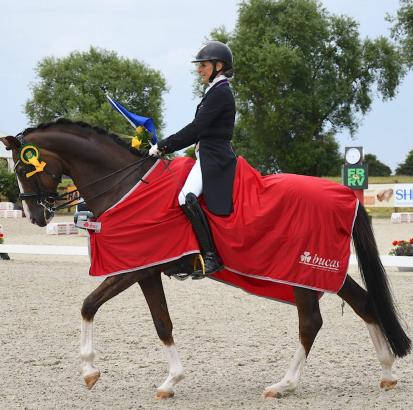 Foto: Fehmarns Pferde Festival auf der neuen Anlage kam bei den Dressur-Assen gut an - hier Susanne Mohr mit Schneefuss, Siegerpaar der Dressur Kl. S*** - Fotograf: helenhippique
