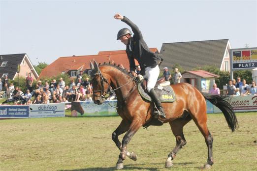Foto: Kommt auch 2020 wieder nach Fehmarn: Hans-Thorben Rüder (Greven) mit Compagnon. Das Paar siegte im Großen Preis des Kaufhauses Stolz 2019 - Fotograf: Brüske