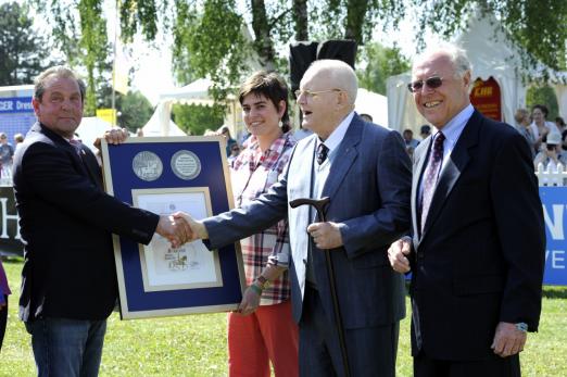 Foto: Ulrich Rasch, Carolin Schmidt, Günter Festerling und Dr. Erich Herrgen (Vorsitzender des Förderkreises für Reitsport in Bayern) - Fotograf: M.Schreiner