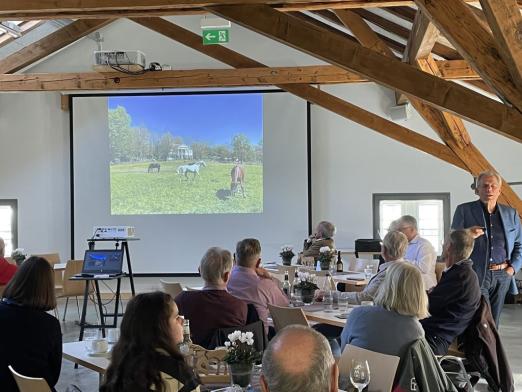 Foto: Festvortrag über „Araberpferde in Württemberg – Zur Geschichte der Vollblutaraberzucht seit 1817“ von Professor Christian von Holst - Fotograf: Gille-Eberhardt