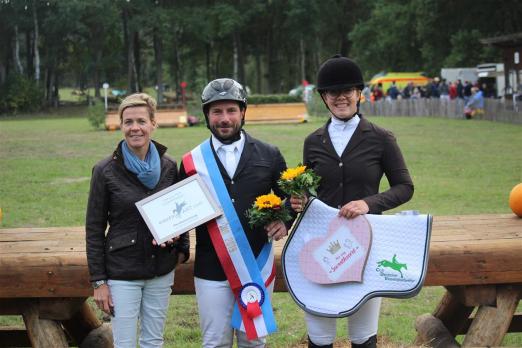 Foto: CDV-Vorsitzende Nicole Sollorz, Sebastian Hütter und Felicia von Baath, zweitplatzierte im Cup - Fotograf: CDV