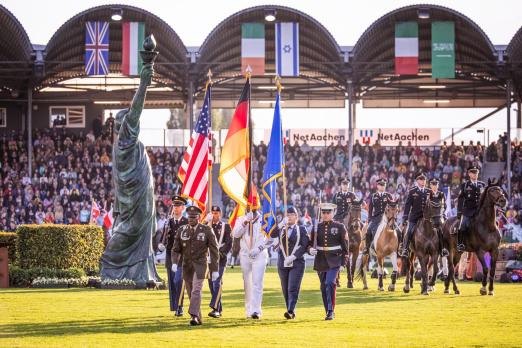 Foto: Mit Flaggen ausstaffierten Soldaten des US-Militärs, der Colour Guard, sowie das 3. Infanterieregiment der Vereinigten Staaten von Amerika, die Caisson Platoon Soldiers - Fotograf: CHIO Aachen/Franziska Sack