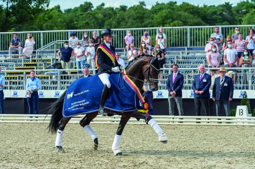 Foto: Der Bundeschampion For Real - Fotograf: Equitaris.de/Grömping