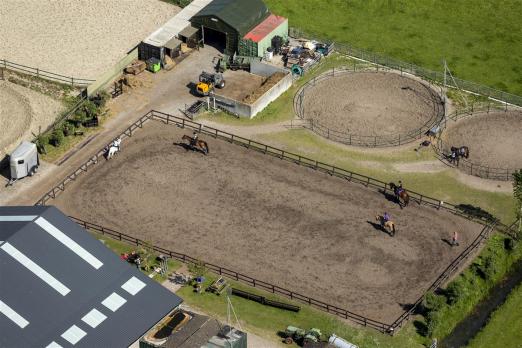 Foto Symbolbild Reitanlage - Fotograf shutterstock.com Aerovista Luchtfotografie