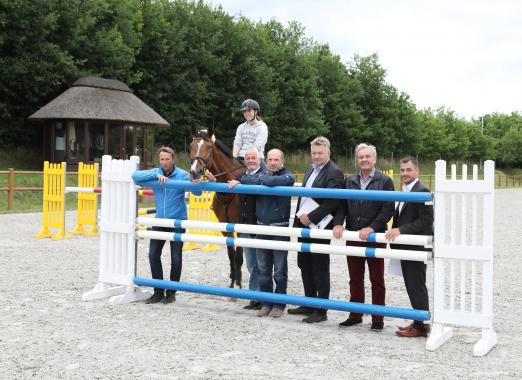 Foto: Fotoshooting mit den Sponsoren nach dem Pressegespräch: Karl-Heinz Löffler, Jörg Naeve, Alfred Behrens, Gastgeber Holger Wulschner, Bürgermeister der Gemeinde Dummerstorf Axel Wichmann und Tino Lindstedt als Vertreter der DKB - Fotograf: Andreas Pantel