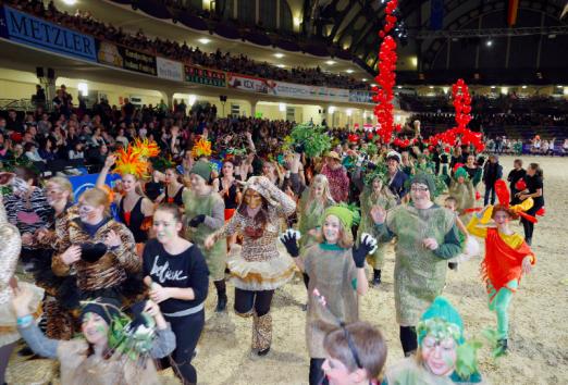 Fröhliche Ehrenrunde in Frankfurt beim Show-Wettbewerb des hessischen Reitvereine. (Foto: Stefan Lafrentz) 