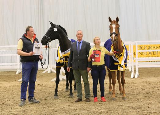 Foto: Verbandsvorsitzender Hans-Henning von der Decken gratuliert den Siegerinnen des Hannoveraner Freispringwettbewerbs: Valery (rechts) und Coolberry PJ - Fotograf: Tammo Ernst