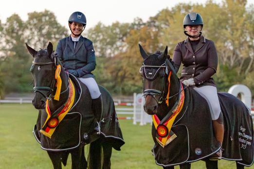 Foto: Fix (links) und Romyreen haben ihre Abteilung des Bundesweiten Championats des Freizeitpferdes gewonnen - Fotograf: Hannoveraner Verband