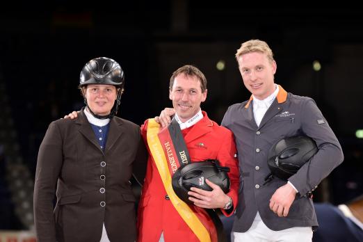 Foto: (Braunschweig) Hans-Dieter Dreher hat es schon wieder getan - gewonnen in Braunschweig bei den internationalen Löwen Classics. Dem Großen Preis von Volkswagen im vergangenen Jahr ließ der Baden-Württemberger den Sieg im Deutschen Hallenchampionat der Landesmeister – präsentiert von der Öffentliche Versicherung Braunschweig folgen. - Fotograf: Karl-Heinz Frieler 