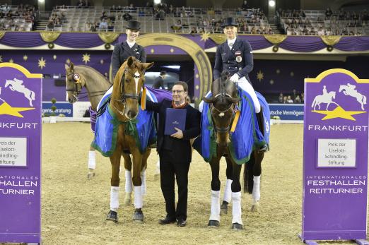 Foto: Siegerehrung des Grand Prix Special, Qualifikation Meggle Champions, in Frankfurts Festhalle. Es zeigt (links) Nadine Husenbeth und Renate Voglsang - Fotograf: Karl-Heinz Frieler