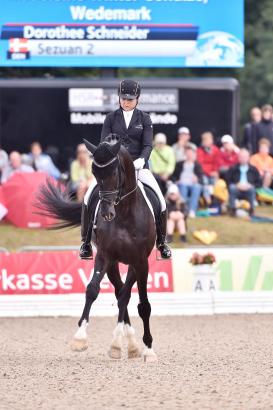 Foto: Wandelt auf den Goldspuren des Vorjahres - Sezuan, der Weltmeister 2015, mit Dorothee Schneider in Verden - Fotograf: Karl-Heinz Frieler