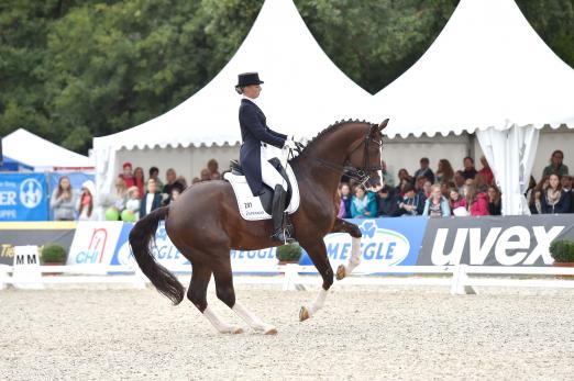 Foto: Fabienne Lütkemeier im Donaueschinger Dressurviereck - Fotograf: K.-H. Frieler