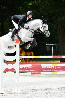 Foto: Felix Hassmann und Cayenne beim Eröffnungsspringen - Fotograf: Karl-Heinz Frieler