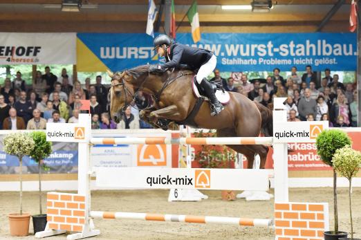 Foto: Johannes Ehning gewinnt Großen quick-mix Preis in Rulle mit Coral Springs - Fotograf: Karl-Heinz Frieler