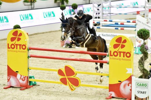 Foto: Jule Lüneburg und Alcassina waren die Siegerinnen der allerersten Springprüfung der 25. Baltic Horse Show. - Fotograf: Karl-Heinz Frieler