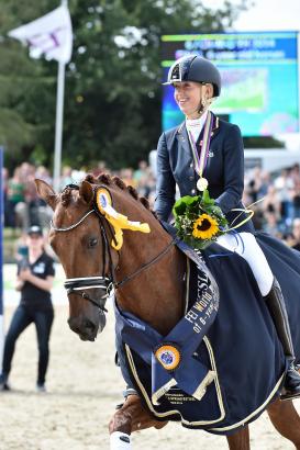 Foto: Kirsten Brouwer ritt Dance Forever zum WM-Titel der sechs Jahre alten Dressurpferde. - Fotograf: Karl-Heinz Frieler