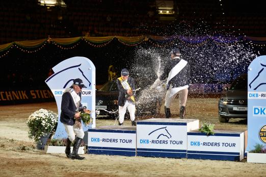 Foto: Spritzige Siegerehrung in der DKB-Riders Tour in München 2013 - Sieger war Carsten-Otto Nagel. (v.l.n.r) John Whitaker, Carsten-Otto Nagel und Gert-Jan Bruggink - Fotograf: Karl-Heinz Frieler