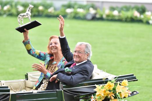 Foto: Große Ehre für Marina und Toni Meggle - sie wurden mit dem Silbernen Pferd ausgezeichnet - Fotograf: Frieler
