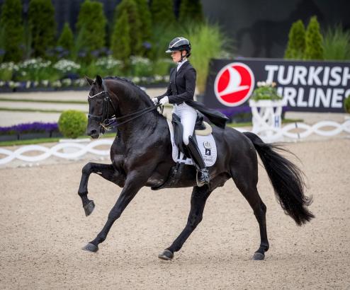 Das Foto zeigt Charlotte Fry und Glamourdale bei ihrem Ritt zum Sieg im Preis der Soers. - Fotograf: CHIO Aachen/Arnd Bronkhorst