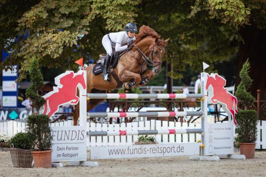 Foto: Mit Sophia Schindlbeck im Sattel gewann Qi Dao NH die FUNDIS Youngster Tour bei den Siebenjährigen. - Fotograf: © JohannaMilsePhotography.com
