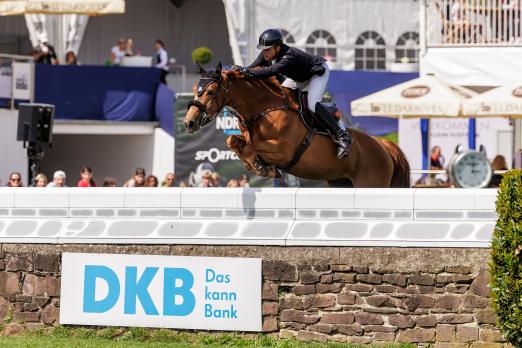 Foto: Emeric George gewinnt mit Dune du Ru den Preis der Deutschen Kreditbank AG - Fotograf: Sportfotos-Lafrentz.de