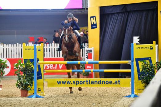 Foto: Die 14-jährige Ludovica Goess-Saurau (B) konnte in der Arena Nova sowohl das Finale der CSI2* VIP Tour als auch das VAMED Pony Tour Finale gewinnen - Fotograf: © HORSIC.com