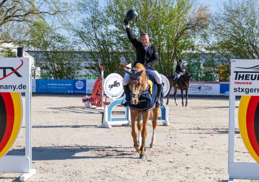 Foto: Hatte gut lachen - GP-Sieger und Hausherr Jörg Naeve mit Benur du Rouet in Ehlersdorf- Fotograf: Ch. Beeck)