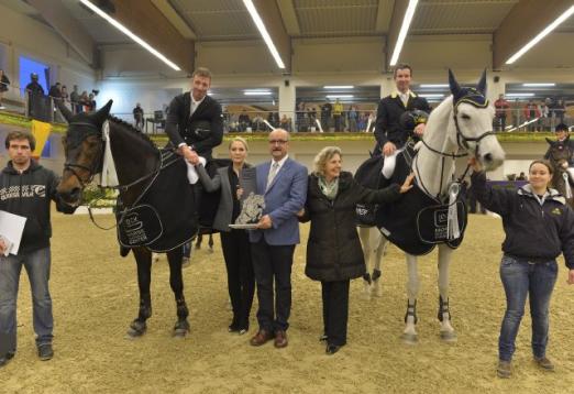 Foto: Das Premieren-Siegerduo im GLOCK’s CSI3* Grand Prix: Filippo Moyersoen (ITA) und Jur Vrieling (NED) mit Kathrin Glock (GF GHPC) und KR Inge Unzeitig. - Fotograf: GHPC/Studiohorst 