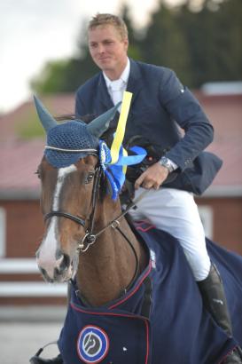 Foto: Der Grand Prix Sieger Hendrik Gravemeier (GER) auf der Ehrenrunde. - Fotograf: Fotoagentur Dill