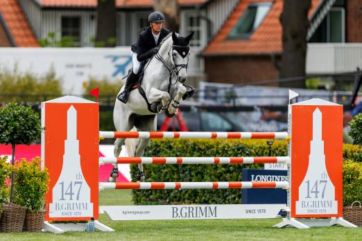 Foto: Der belgische Springprofi Jérôme Guery hat das Mittwochabend-Springen der Al Shira’aa 5*-Tour, präsentiert von B. Grimm, in Hamburg gewonnen - Fotograf:sportfotos-lafrentz.de