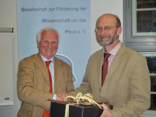 Foto: Hanfried Haring gratuliert seinem Nachfolger Ludwig Christmann zur Wahl. - Fotograf: GWP