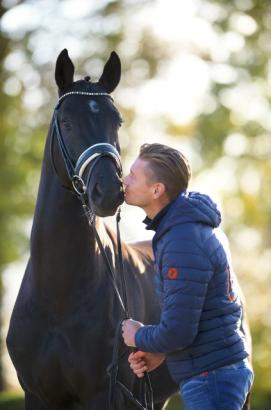 Foto: Er hat die Gene seines berühmten Vaters Totilas und einen berühmten Reiter als Ausbilder und so kann der Weg in die hohe Kunst der Dressur beginnen: GLOCK’s Toto Jr. und Edward Gal. - Fotograf: Arnd Bronkhorst 