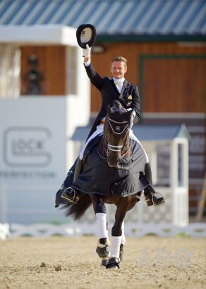 Foto: ​Locker und ganz souverän ritten GLOCK Rider Edward Gal (NED) und GLOCK's Voice zum Sieg im CDI4* Grand Prix de Dressage - Fotograf: Arnd Bronkhorst