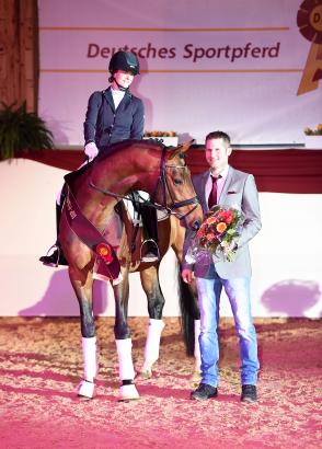 Foto: Boss Hoss: Vom Elite-Fohlen zum DSP-Prämienhengst: Boss Hoss mit seiner Ausbilderin Dr. Katja Galmbacher und Hengsthalter Tobias Galmbacher bei der Ehrung in München-Riem - Fotograf: Fischer